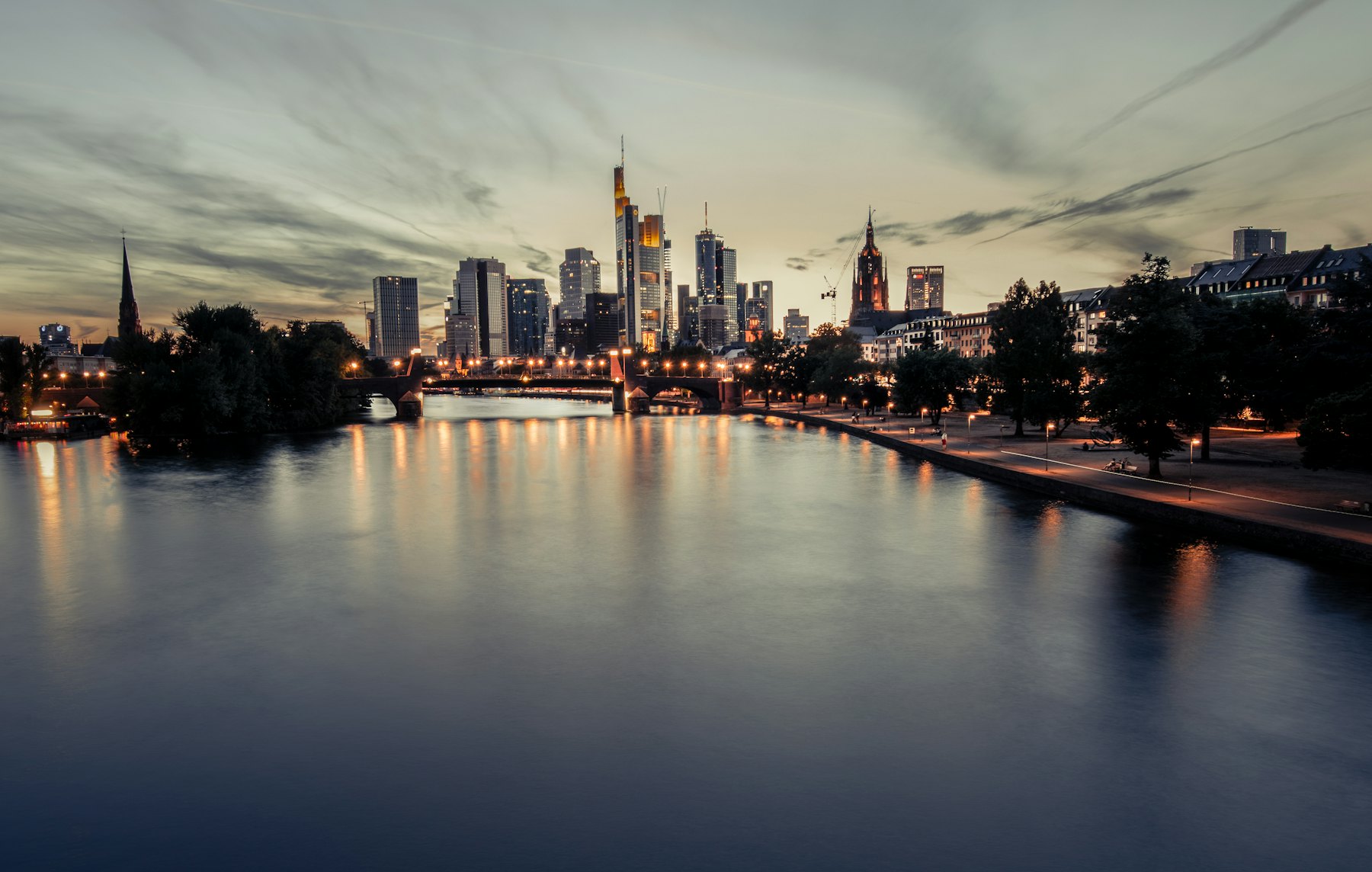Skyline von Frankfurt am Main mit Hochhäusern unter weißen Wolken