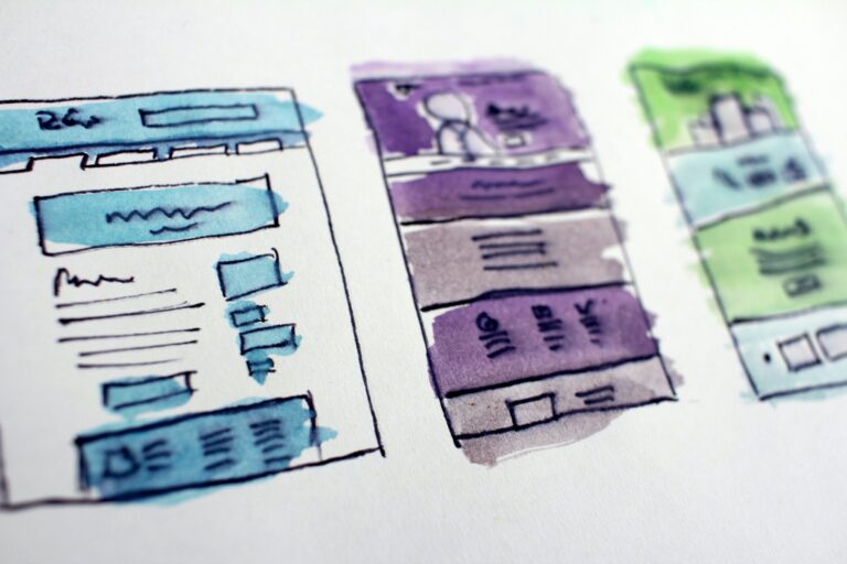Gezeichnete Website-Wireframes mit Layout-Skizzen auf Papier