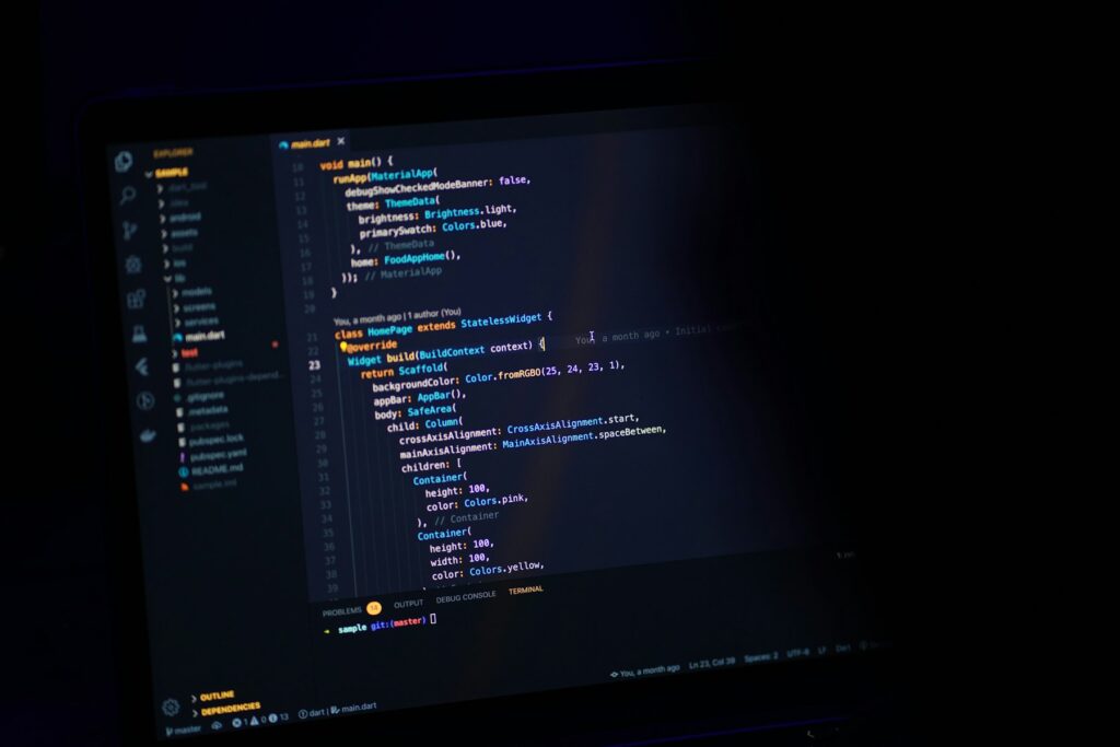 Computerbildschirm mit Programmcode in einem dunklen Editor