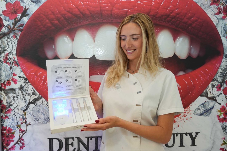 Practitioner with LED whitening for Dental Beauty