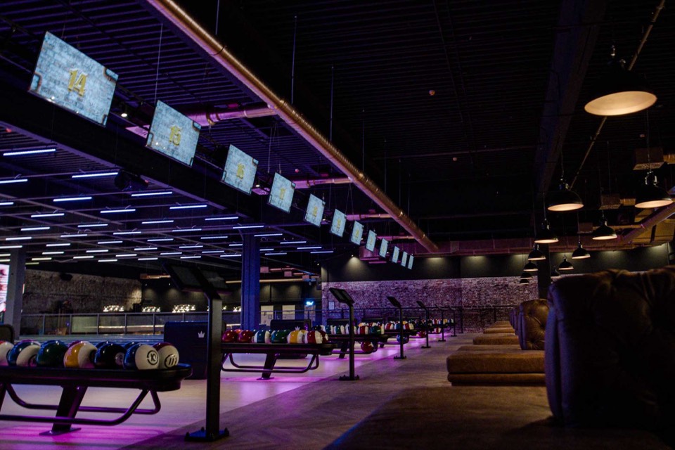 Bowlingbahnen & Lichtdesign für Friday's Bowling